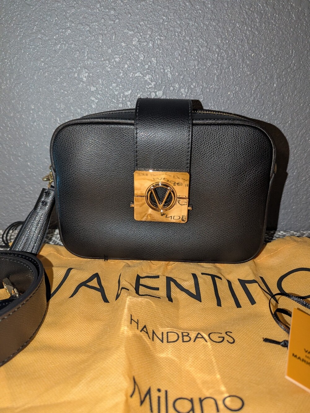Mario Valentino Camera Bag - Picture 2 of 10